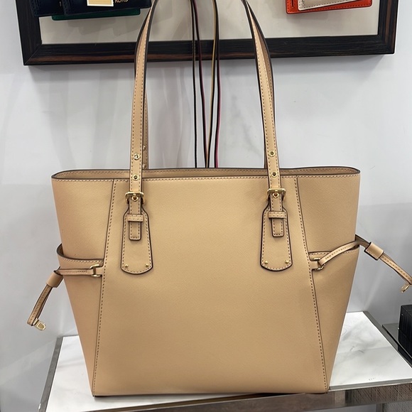 Michael Kors Voyager Small Saffiano Leather Tote Bag
30H1GV6T4T
NWT
OYSTER - Picture 6 of 16